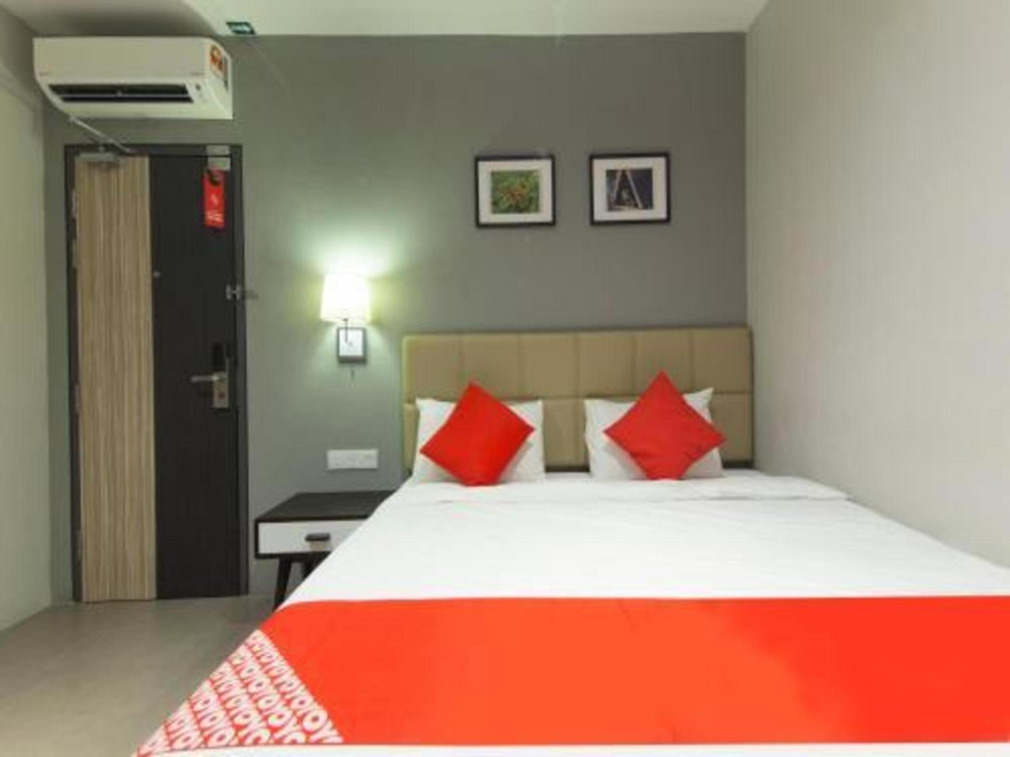Yootel Boutique Hotel Каджанг Екстериор снимка